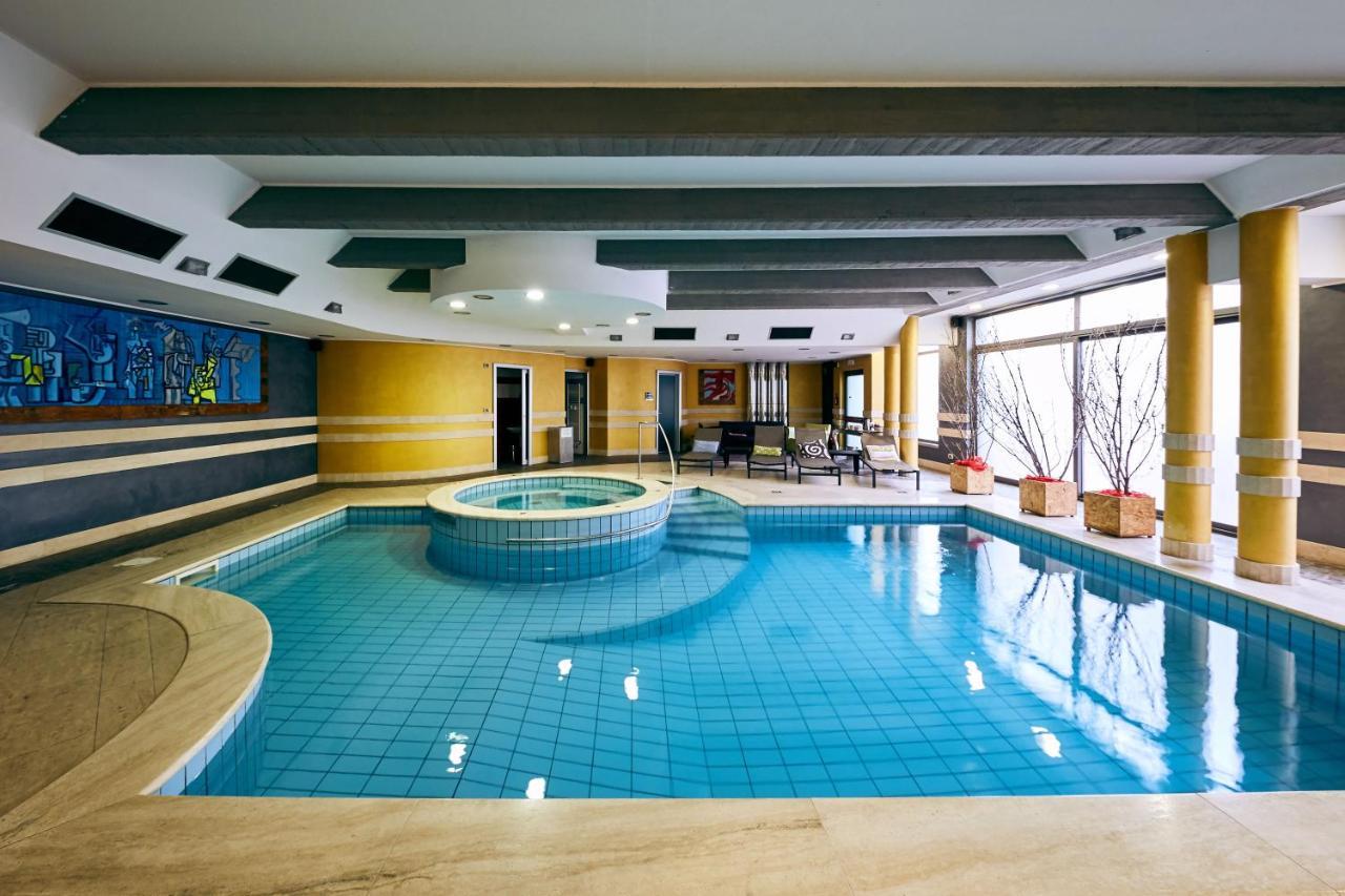Settecento Hotel Presezzo Luaran gambar