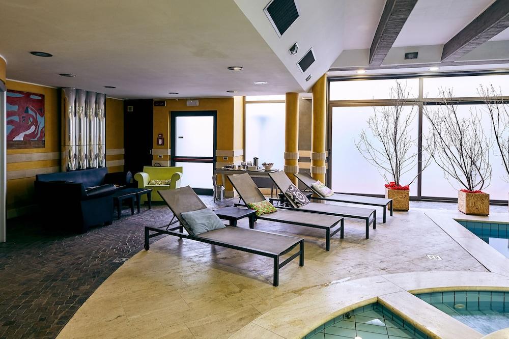 Settecento Hotel Presezzo Luaran gambar